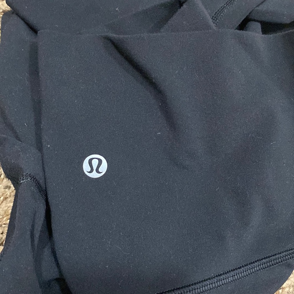 LuLuLemon size 6 25” Align black leggings